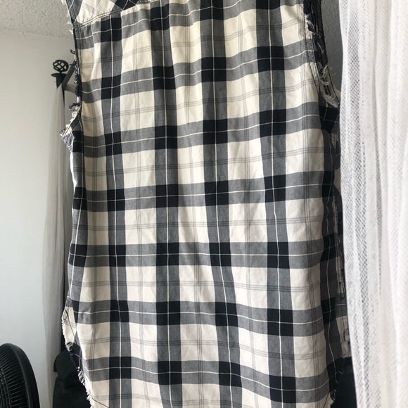 🌞 Guess sleeveless distressed muscle shirt button up collar pockets plaid S - Picture 7 of 16